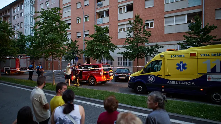 Suceso en una calle de la Rochapea donde han tenido que actuar los bomberos. MIGUEL OSÉS