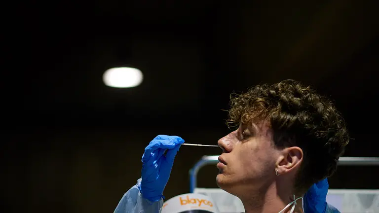 Cribado a jovenes provenientes de zonas costeras tras las vacaciones. MIGUEL OSÉS