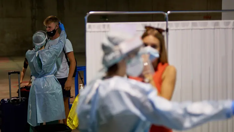 Cribado a jovenes provenientes de zonas costeras tras las vacaciones. MIGUEL OSÉS