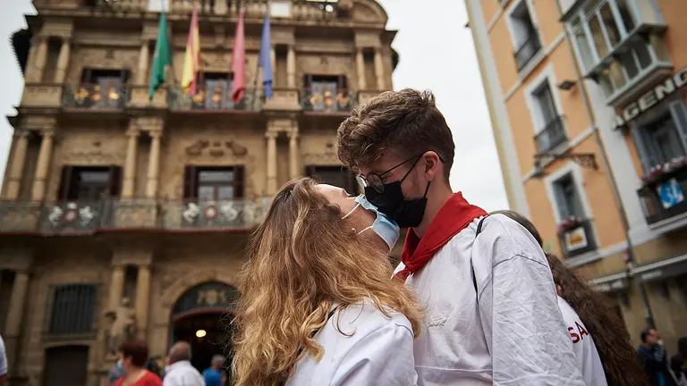 Varias personas vestidas de blanco y rojo en la Plaza del Ayuntamiento durante el no chupinazo en las no fiestas de San Fermín de 2021. PABLO LASAOSA