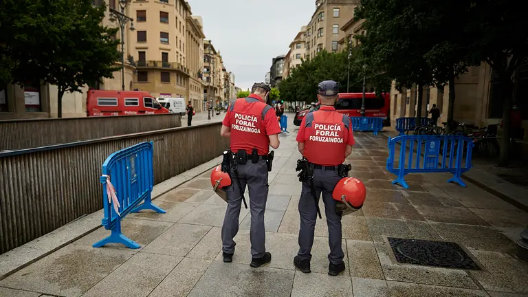 Dos policias Forales en un control de acceso a la Plaza del Castillo en las no fiestas de San Fermín de 2021. PABLO LASAOSA