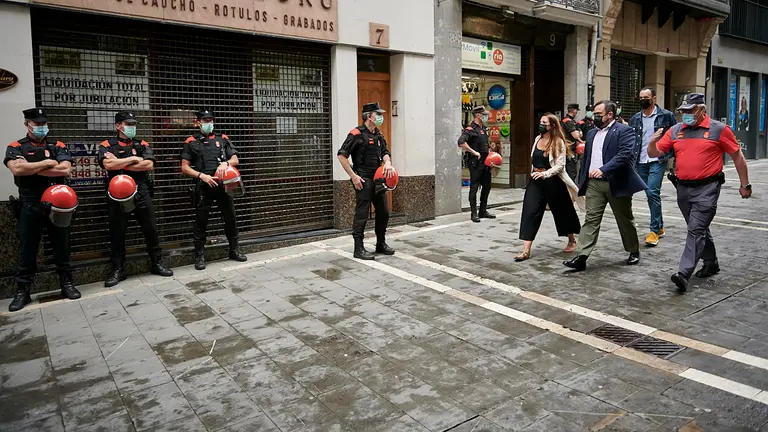 El consejero de Interior, Javier Remírez y el jefe de Policía Foral, Juan Carlos Zapico junto a agentes de la Comunidad en las no fiestas de San Fermín de 2021. PABLO LASAOSA