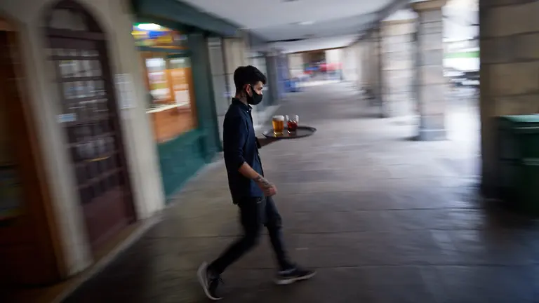 Decenas de personas almuerzan en la Plaza del Castillo de Pamplona durante los no sanfermines de 2021. MIGUEL OSÉS
