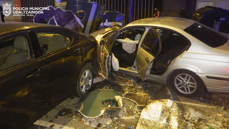 Accidente con tres heridos en la avenida de Bayona, en la que el conductor ha dado positivo en alcoholemia. POLICÍA MUNICIPAL DE PAMPLONA