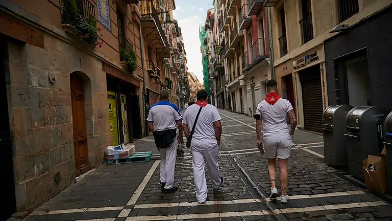 Varias corredores se concentran en torno a la hornacina de San Fermín el 7 de julio a las 8 de la mañana en el día que tenía que haberse celebrado el primer encierro de San Fermín 2021. PABLO LASAOSA