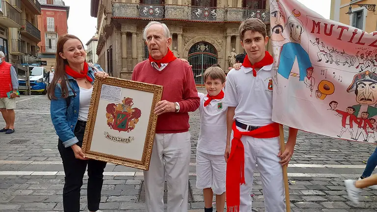 Javier Baleztena Abarrategui, hijo de Ignacio Baleztena Asc&aacute;rate, posando con el Premio "Riau Riau" de la pe&ntilde;a Mutilzarra junto a algunos familiares. PE&Ntilde;A MUTILZARRA