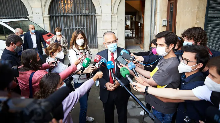 Enrique Maya, alcalde de Pamplona, atiende a los medios de comunicación antes de entrar a la Misa de San Fermín. PABLO LASAOSA