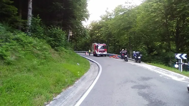 Accidente de tráfico ocurrido en Espinal, en el que ha fallecido un motorista y la acompañante ha resultado herida grave. BOMBEROS DE NAVARRA