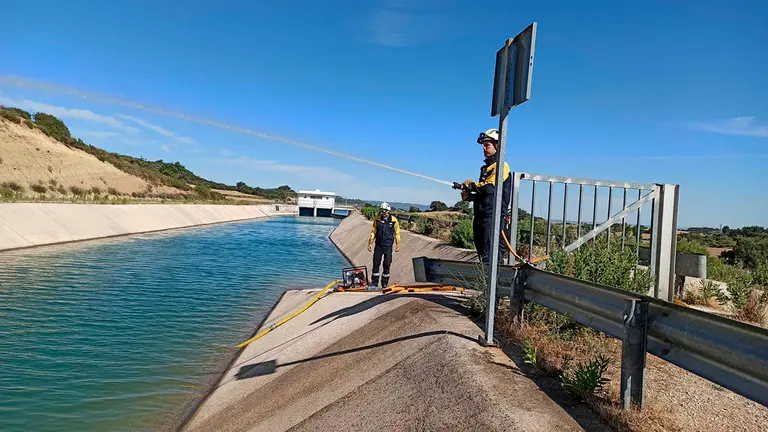 Maniobra de bombeo con motobombas en Canal de Navarra. BOMBEROS DE NAVARRA