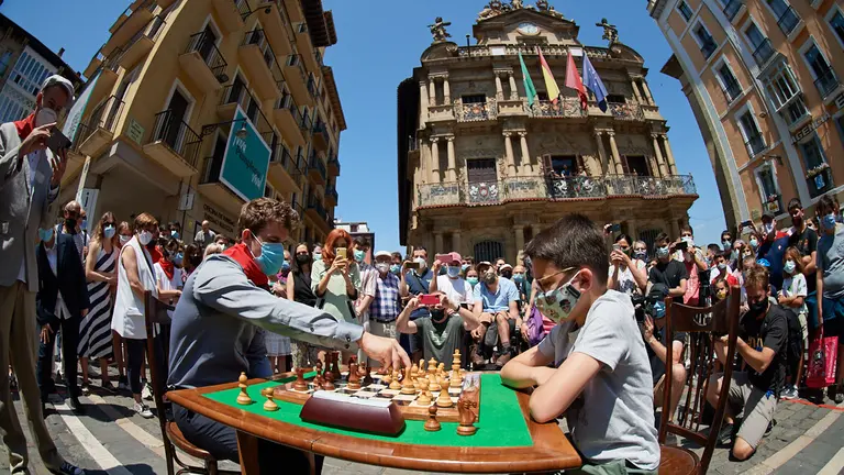 El Ayuntamiento de Pamplona, encabezado por el alcalde, Enrique Maya, recibe al campeón del mundo de ajedrez Magnus Carlsen. MIGUEL OSÉS