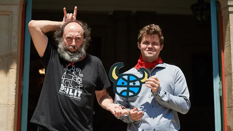 El Ayuntamiento de Pamplona, encabezado por el alcalde, Enrique Maya, recibe al campeón del mundo de ajedrez Magnus Carlsen. MIGUEL OSÉS