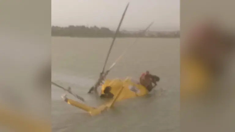 Un helicóptero se accidenta en Ejea de los Caballeros mientras realizaba labores de extinción de un incendio en un vertedero. GUARDIA CIVIL