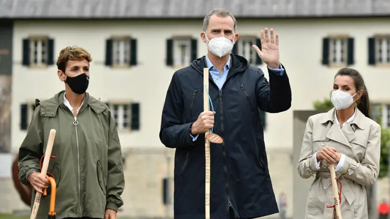 Los Reyes de España, Felipe VI y Letizia, junto a la presidenta de Navarra, María Chivite, en su visita a Roncesvalles. PABLO LASAOSA
