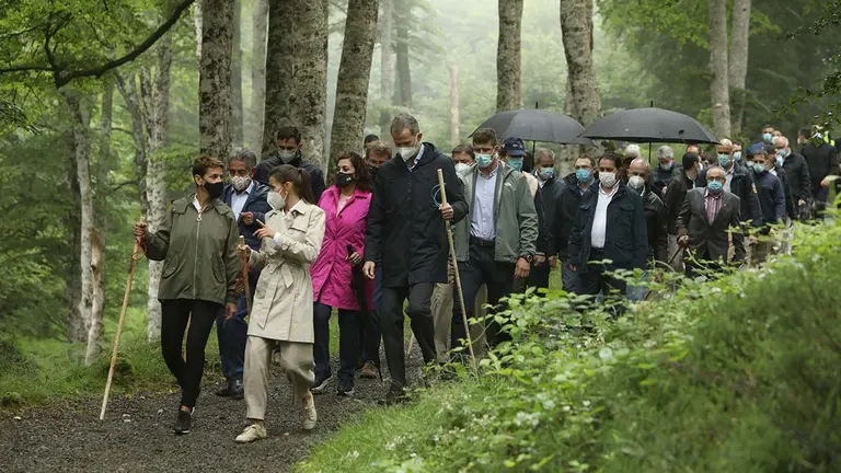 La Reina Letizia y la Presidenta Chivite, detrás su majestad el Rey y séquito en el Camino de Santiago. GOBIERNO DE NAVARRA