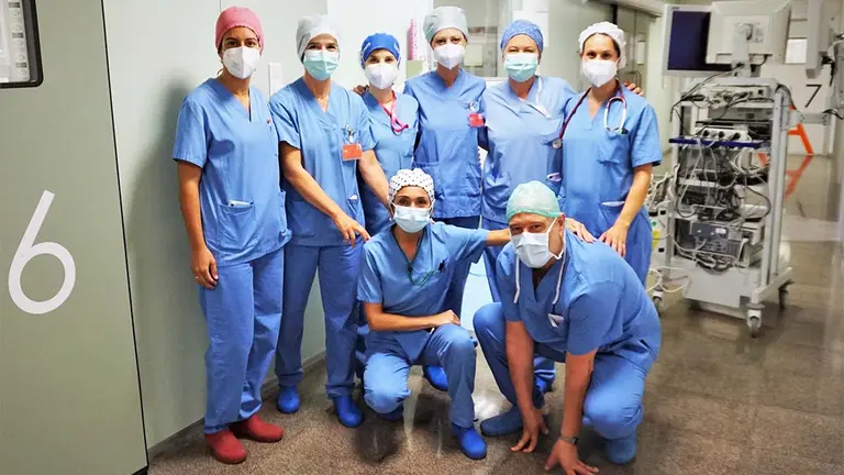 De izda a derecha, Dra. Vanesa Segura, Dra. Olga Sanz( jefa de Servicio de Ginecología y Obstetricia), Lucía Arnedo (enfermera), Dra. Virginia Echavarren, Amaya Falces (enfermera), Dra. Yolanda Duran, Alicia Olloqui (enfermera) y Joseba Eguilaz (celador) . GOBIERNO DE NAVARRA
