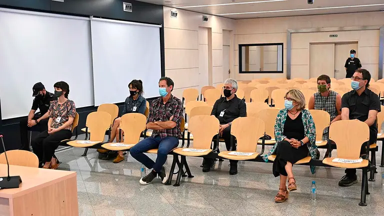 Los acusados de integrar el considerado frente jurídico de ETA, Halboka, comparecen ante el tribunal de la Audiencia Nacional, este lunes en San Fernando de Henares (Madrid). EFE/Fernando Villar