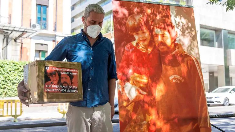 José Miguel Cedillo, ante la sede del Ministerio del Interior en Madrid. EFE