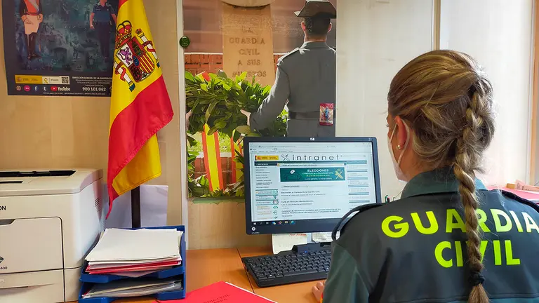 Una agente investiga a un vecino de la Merindad de Olite por estafa y simulación de delito. GUARDIA CIVIL