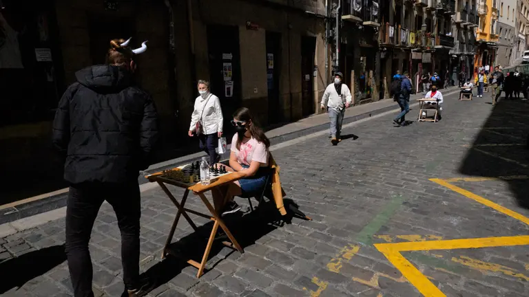 Imagen de una participante en el 'Encierro del ajedrez'. MIGUEL OSÉS