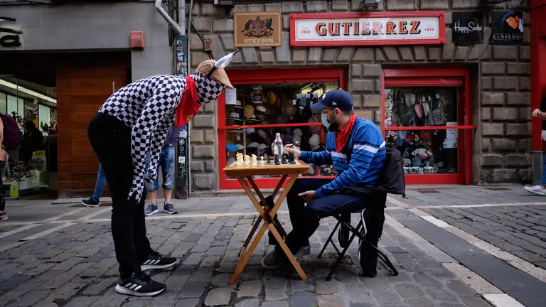 Celebraci&oacute;n del 'Encierro del Ajedrez' como colof&oacute;n del Gran Torneo Internacional de Ajedrez San&nbsp;Ferm&iacute;n&nbsp;Mundial. Seis maestros de ajedrez, Pepe Cuenca, Rey Enigma, El Divis, Daniel Zamarbide, Alexandra Prado y Eihartze Buiza, disputar&aacute;n 80 partidas simult&aacute;neas en otras tantas mesas repartidas a lo largo del recorrido del encierro. MIGUEL OS&Eacute;S