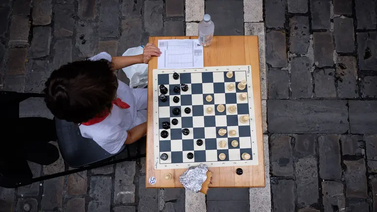 Celebración del 'Encierro del Ajedrez' como colofón del Gran Torneo Internacional de Ajedrez San Fermín Mundial. Seis maestros de ajedrez, Pepe Cuenca, Rey Enigma, El Divis, Daniel Zamarbide, Alexandra Prado y Eihartze Buiza, disputarán 80 partidas simultáneas en otras tantas mesas repartidas a lo largo del recorrido del encierro. MIGUEL OSÉS