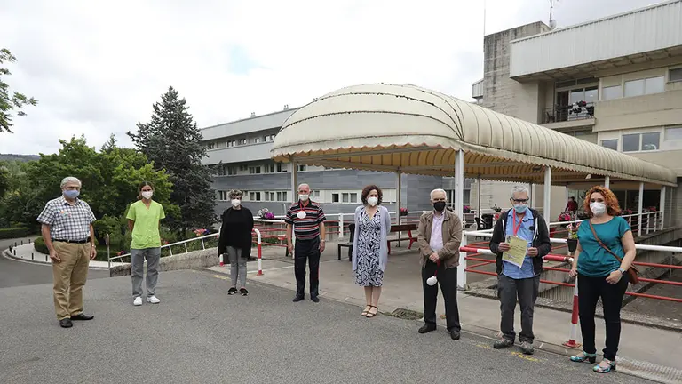 José Sanz (residente), Patricia Azcona (fisioterapeuta), Montse Equiza (directora), Rafael Echaide (residente), la consejera Carmen Maeztu, Txemi Corcuera (residente) y Silvia Garísoain (peluquera y autora del cuaderno de ilustraciones). GOBIERNO DE NAVARRA