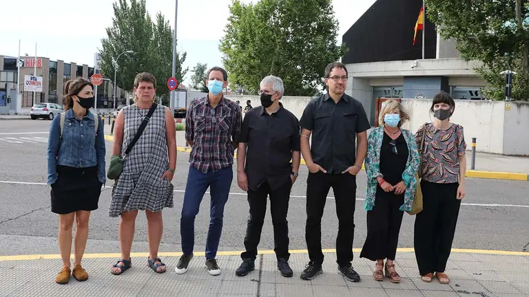 La encargada de la correspondencia en el entorno de ETA Saioa Aguirre (1i); la acusada Nerea Redondo (2i); el abogado de presos de la organización terrorista ETA Jon Enparantza (3i); el abogado Julen Zelarain (4i); la abogada de presos de ETA Arantza Zulueta (2d); y la abogada Naia Zuriarrain (1d), posan a su llegada a la Audiencia Nacional el día en que el comienza el juicio contra a los acusados de pertenecer al frente jurídico de ETA, a 12 de julio de 2021, en Madrid (España). Óscar Cañas / Europa Press