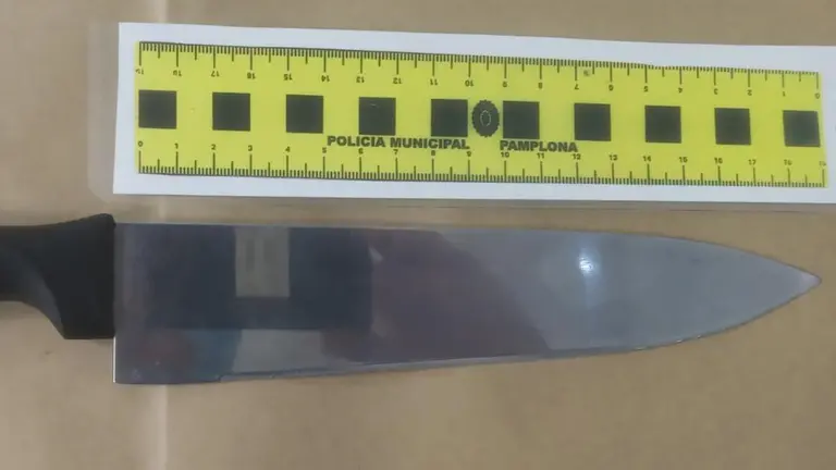 La Policía Municipal de Pamplona interviene en el Grupo Urdánoz por 30 jóvenes en actitud agresiva y se incauta de dos cuchillos. POLICÍA MUNICIPAL DE PAMPLONA