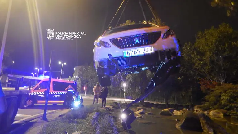 Una conductora se sale de la carretera por exceder el límite de velocidad. POLICÍA MUNICIPAL DE PAMPLONA