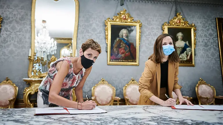 La presidenta del Gobierno de Navarra, María Chivite, y la ministra de Derechos Sociales y Agenda 2030, Ione Belarra, firman el convenio por el que la Comunidad foral recibirá fondos europeos para la ejecución de proyectos en materia de servicios sociales.