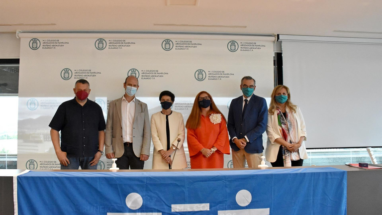 Los abogados Manolo Ledesma (reconocido), Mikel Arbuniés (reconocido), Mª Josefa Urteaga (presidenta de la Comisión del Turno de Oficio del MICAP), Blanca Ramos (decana del MICAP), Sergio Gómez Salvador (reconocido) y Pilar Laso (representante del SOJ). MICAP