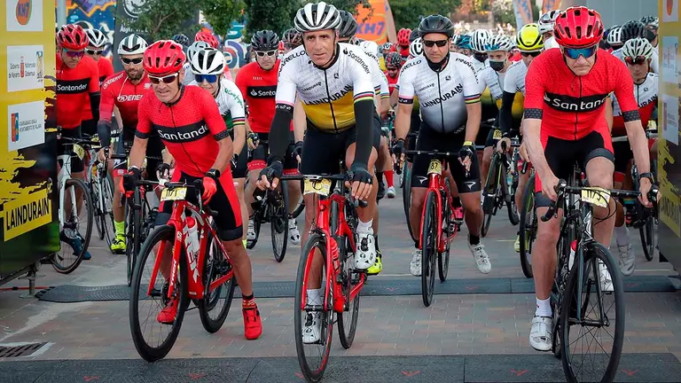 El exciclista Miguel Induráin (c), el atleta Martín Fiz (i) y el exatleta Abel Antón (d) toman la salida este sábado en la prueba cicloturista 'La Indurain 2021' que tiene como protagonista indiscutible al pentacampeón del Tour de Francia, Miguel indurain, en su localidad natal de Villava (Navarra). EFE/Villar López