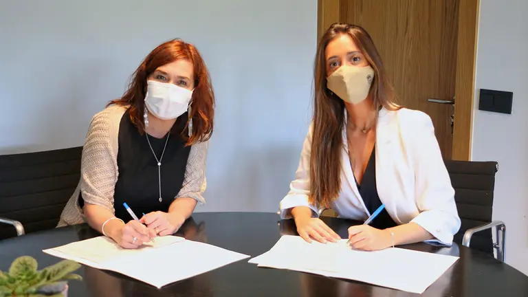 Amaya Larraya Marco, Alcaldesa-Presidenta del Ayuntamiento del Valle de Egüés, y Ana Góngora Urzaiz, Alcaldesa-Presidenta del Ayuntamiento de Burlada firman un convenio para la gestión eficiente pública. VALLE DE EGÜES