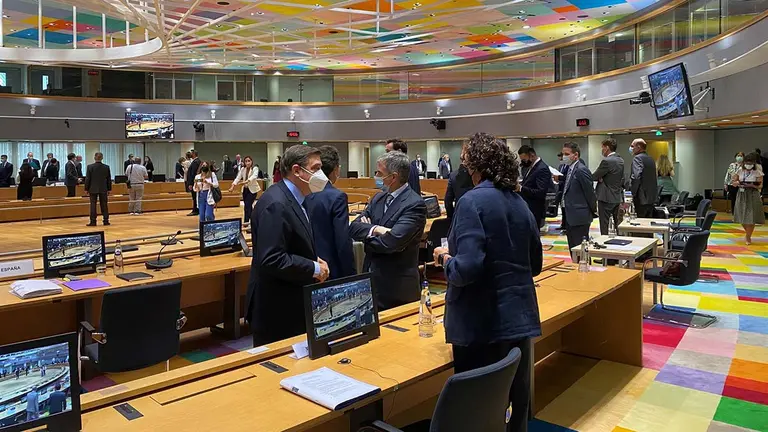 La consejera Gómez conversa con el ministro Planas. En segundo plano, el embajador Raúl Fuentes. GOBIERNO DE NAVARRA