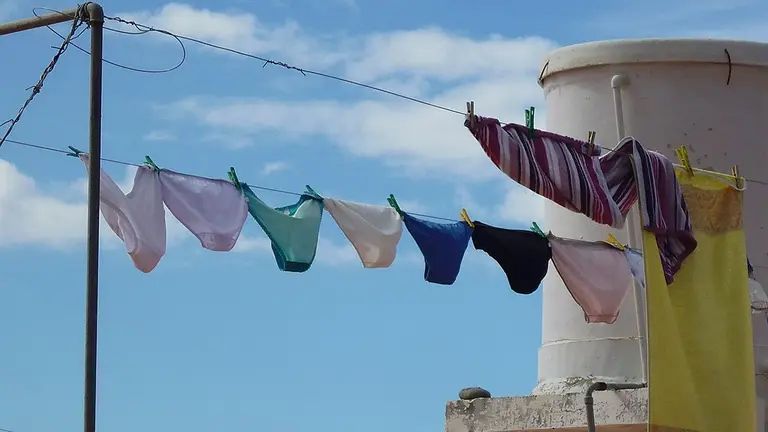 Imágenes de un tendedero con ropa interior femenina. ARCHIVO