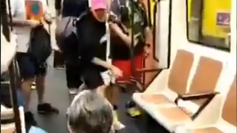 Imagen de la agresión del joven al sanitario en el metro. ARCHIVO