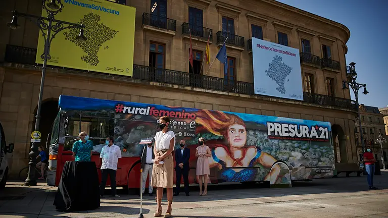 La presidenta del Gobierno de Navarra, María Chivite, visita el 'Autobús de la Repoblación'. PABLO LASAOSA