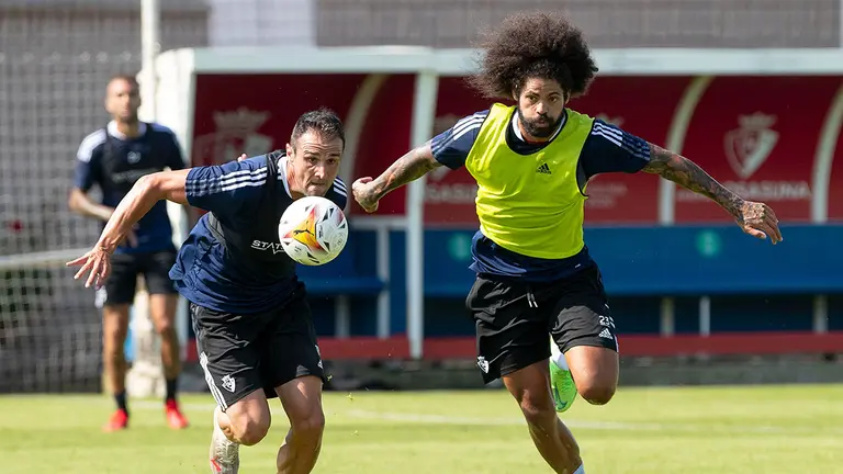 Kike García y Aridane disputan un balón en el entrenamiento de Osasuna en Tajonar. C.A. OSASUNA