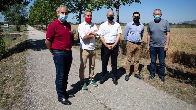 De izquierda a derecha, el concejal de Urbanismo del Ayuntamiento de Carcastillo, Juan Antonio Jiménez; el alcalde de Carcastillo, Javier Igal; el consejero Ciriza; el director general de Administración Local y Despoblación, Jesús Mª Rodríguez, y el concejal de Agricultura, Jesús Mugueta. GOBIERNO DE NAVARRA
