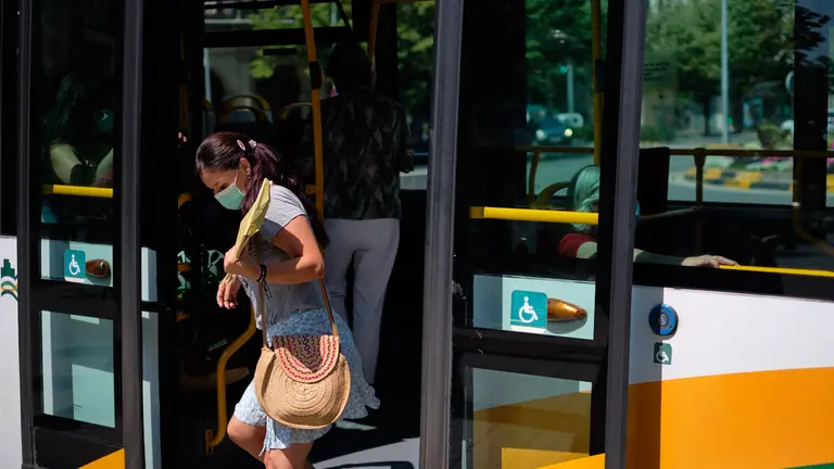 Una mujer con mascarilla se baja de la villavesa en la Plaza de Merindades, un dia despues de que el TSJN tumbara el toque de queda propuesto por el gobierno socialista. MIGUEL OSÉS