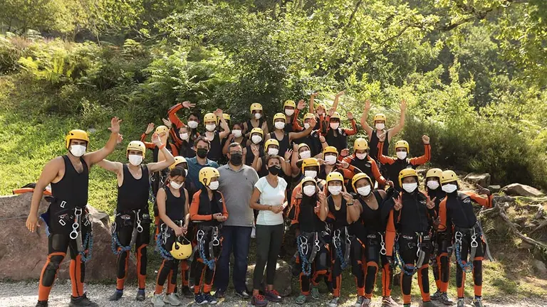 La presidenta María Chivite, el vicepresidente Javier Remírez y el director gerente del INJ, Carlos Amatriain, junto con un grupo de jóvenes participantes en las actividades en Baztan Abentura Park. GOBIERNO DE NAVARRA