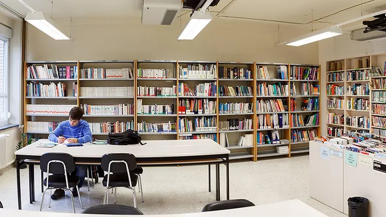 Un alumno en el centro de recursos del Centro Superior de Idiomas. UPNA