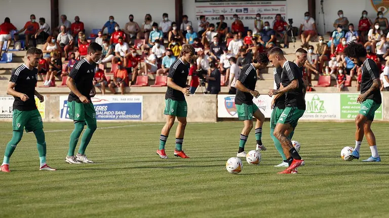 Jugadores de Osasuna durante el calentamiento previo al partido frente al Huesca en Ribaforada. CA OSASUNA