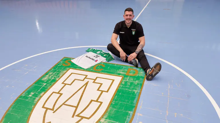 Presentación de Arthur Pereira, uno de los tres fichajes de Helvetia Anaitasuna anunciados para la próxima temporada. MIGUEL OSÉS