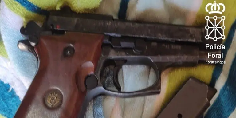 Arma incautada por la Polic&iacute;a Foral al detenido en Gues&aacute;laz. POLIC&Iacute;A FORAL