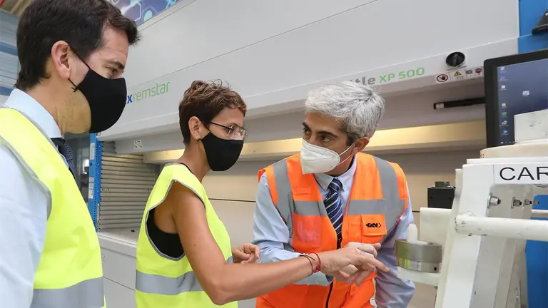 La presidenta María Chivite y el consejero Mikel Irujo (i) atienden a las explicaciones sobre una de las máquinas de la empresa GKN. GOBIERNO DE NAVARRA