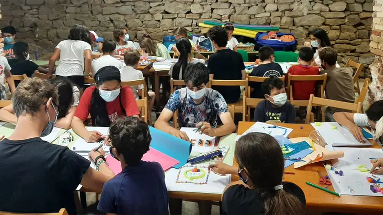 Jóvenes realizando actividades manuales. ONCE