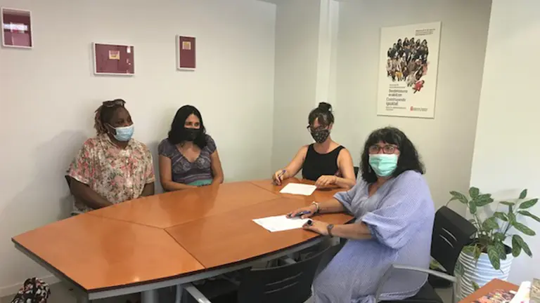 Eva Istúriz, Ainara Tirapu y dos representantes de la Asociación, en la firma del convenio. GOBIERNO DE NAVARRA