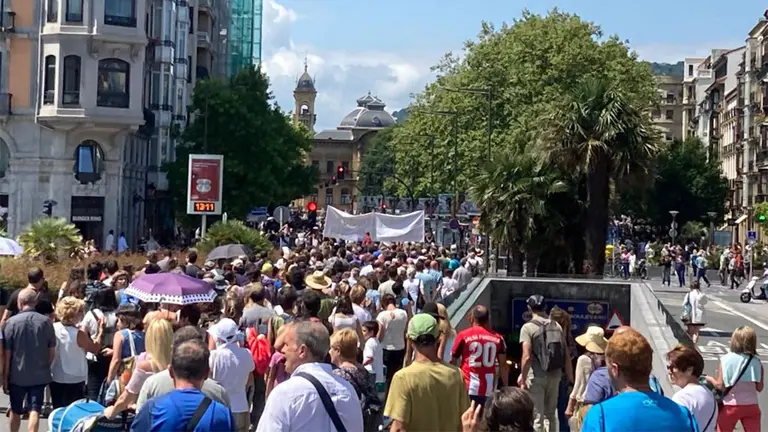 Decenas de negacionistas se han concentrado en Sagües bajo el lema: «salud, amor y libertad». TWITTER