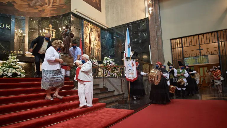 Misa y procesión por el Día de Santiago en la parroquia de San Francisco Javier. MIGUEL OSÉS